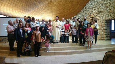 >LOS NIÑOS DE DOS AÑOS RECIBEN LA MEDALLA DE LA VIRGEN