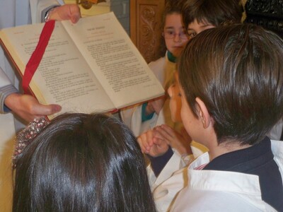 >Los niños de primero de catequesis recibieron la vestidura blanca