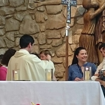 LOS NIÑOS DE DOS AÑOS RECIBEN LA MEDALLA DE LA VIRGEN