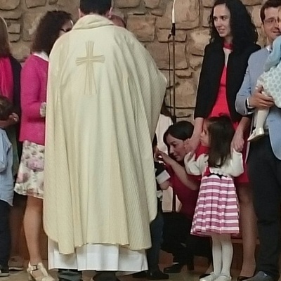 LOS NIÑOS DE DOS AÑOS RECIBEN LA MEDALLA DE LA VIRGEN