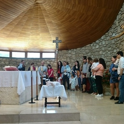 LOS NIÑOS DE DOS AÑOS RECIBEN LA MEDALLA DE LA VIRGEN