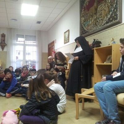 Visita al asilo de los jóvenes de la parroquia