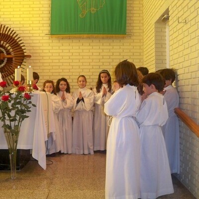 Los niños de primero de catequesis recibieron la vestidura blanca