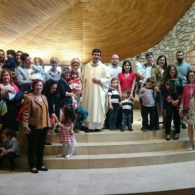 LOS NIÑOS DE DOS AÑOS RECIBEN LA MEDALLA DE LA VIRGEN