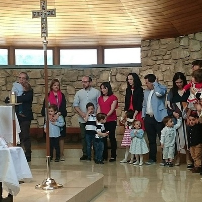 LOS NIÑOS DE DOS AÑOS RECIBEN LA MEDALLA DE LA VIRGEN