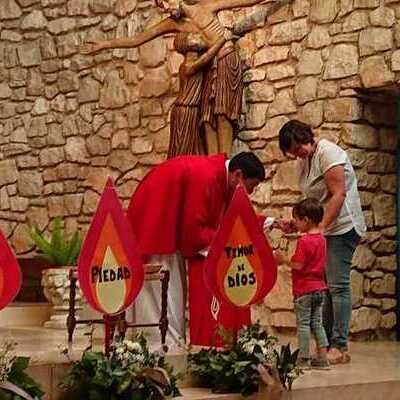 LOS NIÑOS DE DOS AÑOS RECIBEN LA MEDALLA DE LAS ANGUSTIAS