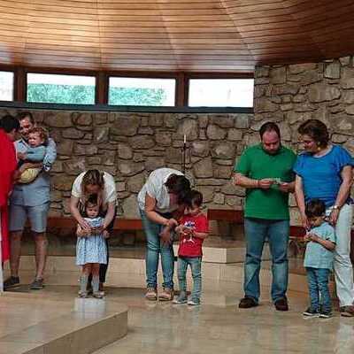 LOS NIÑOS DE DOS AÑOS RECIBEN LA MEDALLA DE LAS ANGUSTIAS