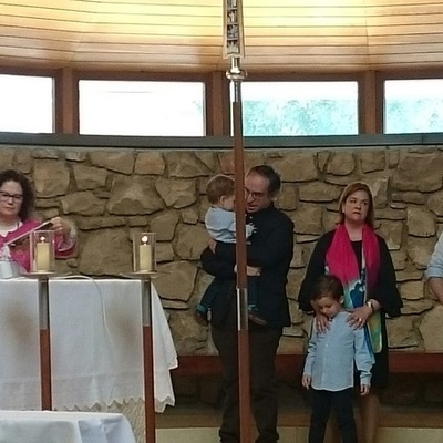 LOS NIÑOS DE DOS AÑOS RECIBEN LA MEDALLA DE LA VIRGEN