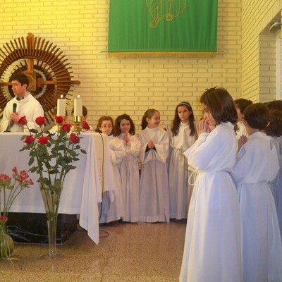 Los niños de primero de catequesis recibieron la vestidura blanca